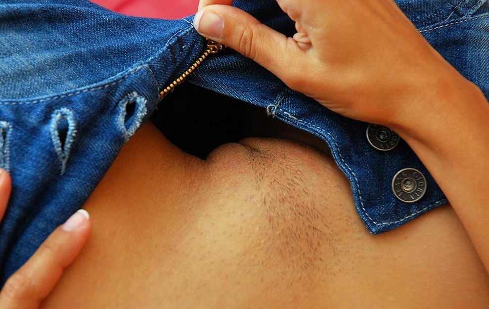 Сучка снимает штаны и показывает трусики крупным планом - секс фото 